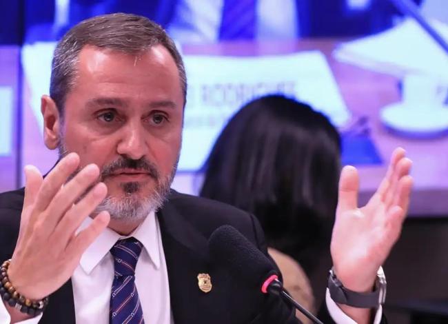 Polícia Federal retira credenciais de agente de imigração dos EUA