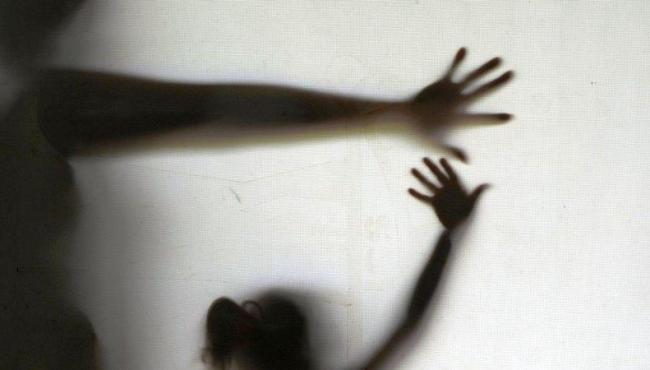 Polícia prende homem acusado de estuprar e engravidar a própria filha
