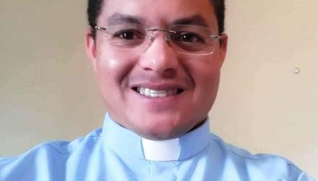 Polícia prende homem que esfaqueou e colocou fogo em corpo de padre