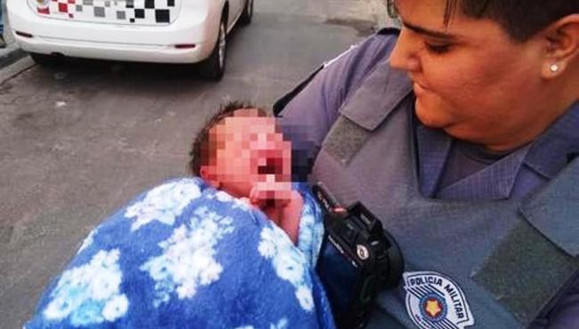 Polícia resgata bebê recém-nascido abandonado em caixa de papelão
