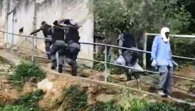 Policiais ajudam idoso a carregar material de construção em morro de Vila Velha, ES