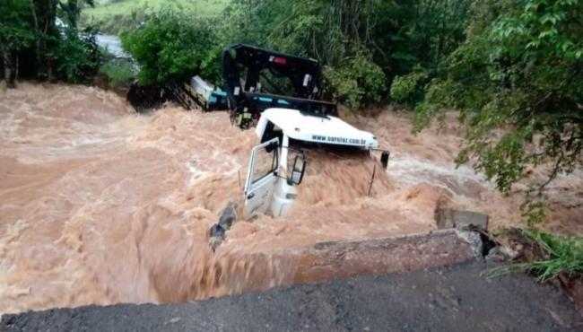 Ponte despenca com caminhão em cima e deixa homens ilhados