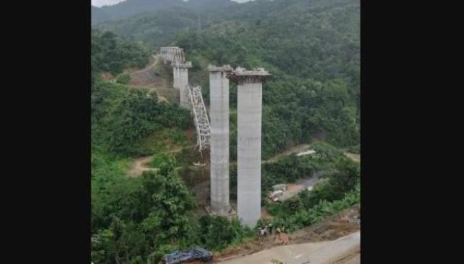 Ponte ferroviária desaba e deixa 26 mortos e 2 feridos