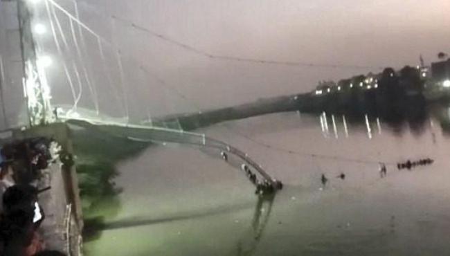 Ponte suspensa desaba na Índia e mata ao menos 60 pessoas