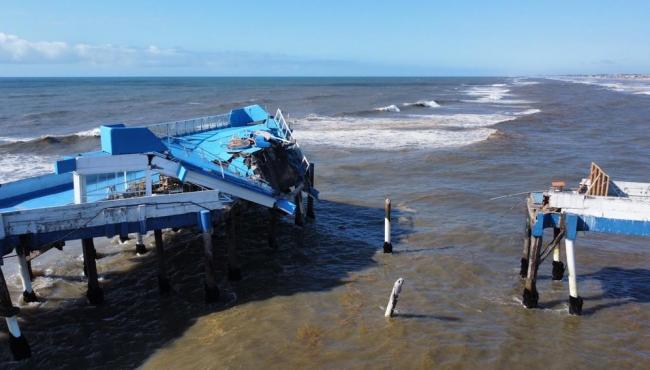 Ponto turístico do litoral do RS, plataforma marítima de Atlântida desaba