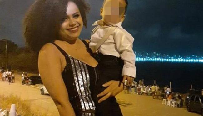 Populares desenterram e queimam corpo de mãe que decapitou o filho