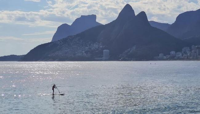 Por que olhar para a praia é relaxante? Segredo está no efeito da água sobre a pressão arterial