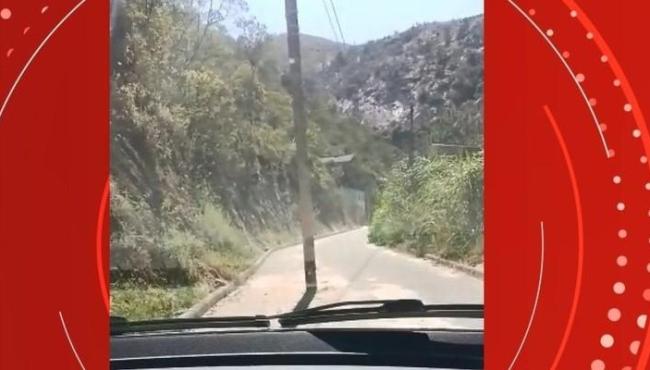 Poste fica no meio da pista após obra de alargamento de estrada no ES