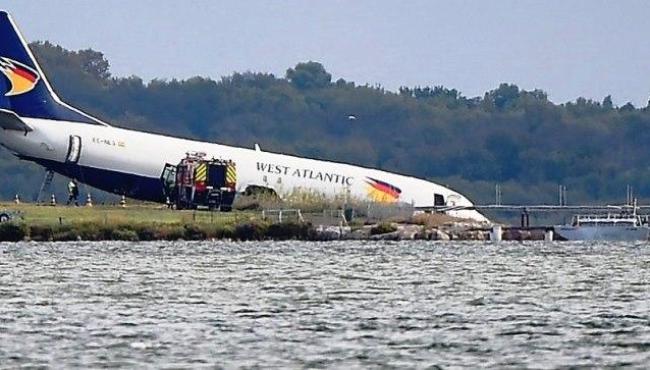 Pouso dá errado e avião de carga sai da pista e para à beira de lago