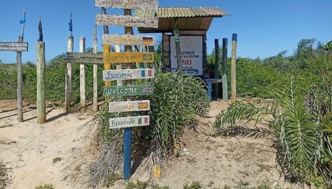 Praia de naturismo do ES é opção da rota brasileira para quem quer fazer trilha pelado