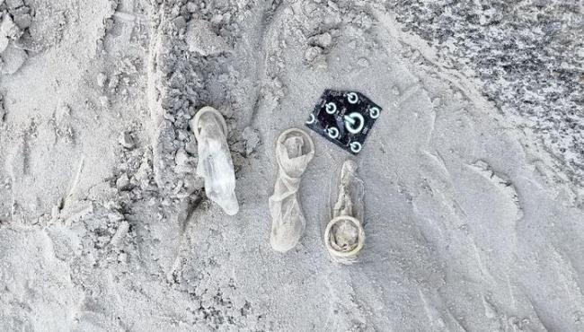 “Praia do bacanal” tem fila do sexo e areia lotada de camisinhas em SP