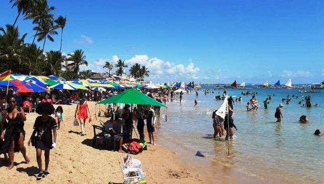 Praia lotada e público sem máscara no primeiro sábado do ano em Porto de Galinhas