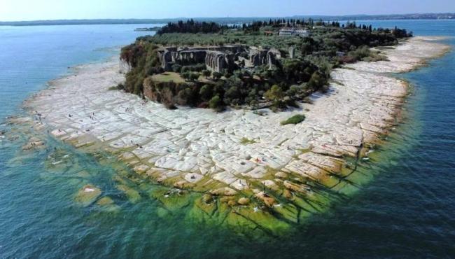 Praia rochosa aparece em lago por causa da seca intensa na Itália