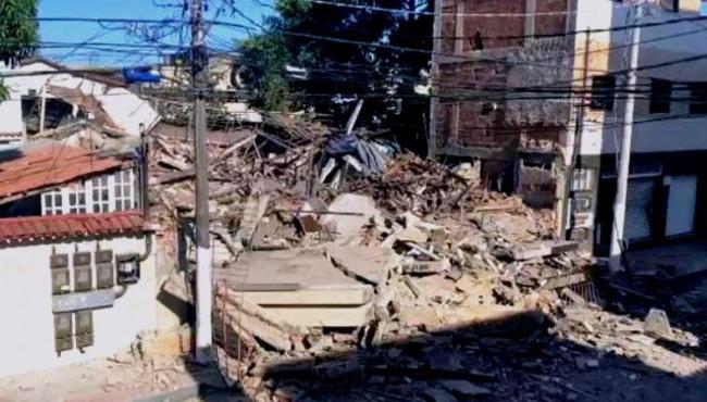Prédio de três andares desaba em Vila Velha, no ES