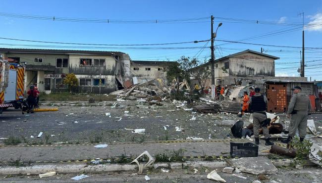 Prédio desaba após explosão em Maceió; há três mortos