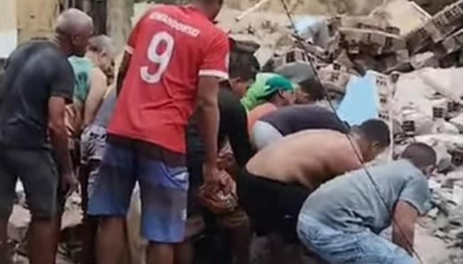 Prédio desaba no Grande Recife e pessoas são soterradas