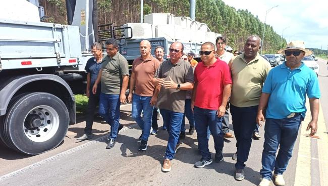 Prefeito Erivan Tavares comemora chegada dos primeiros blocos para obra de contenção da orla da Guaxindiba, em Conceição da Barra, ES