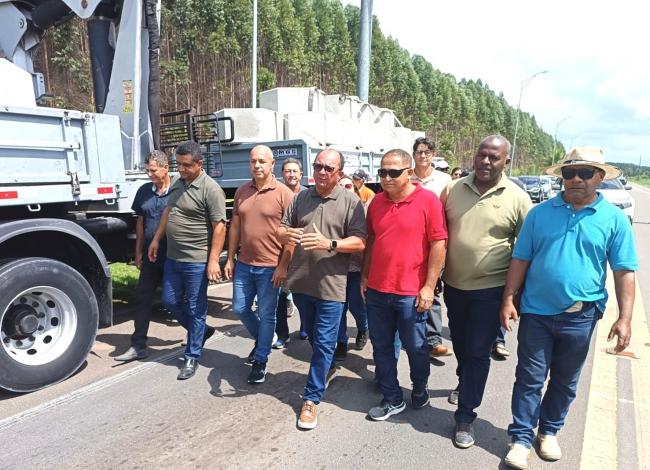 Prefeito Erivan Tavares comemora chegada dos primeiros blocos para obra de contenção da orla da Guaxindiba, em Conceição da Barra, ES