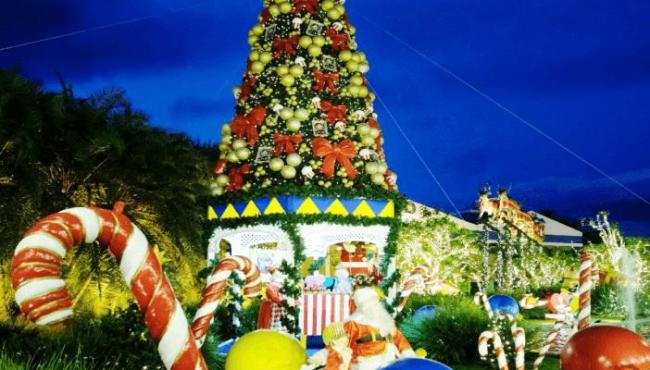 Prefeitura de Pedro Canário inaugura decoração natalina com shows e apresentações culturais