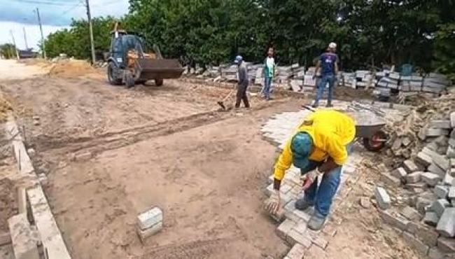 Prefeitura de São Mateus, ES, retoma obras de pavimentação no bairro Seac