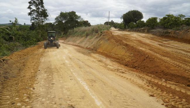 Prefeitura em ação: revitalização de estradas rurais faz a diferença para os agricultores de São Mateus, no ES