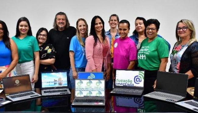 Prefeitura entrega novos notebooks à 107 unidades escolares de São Mateus, ES
