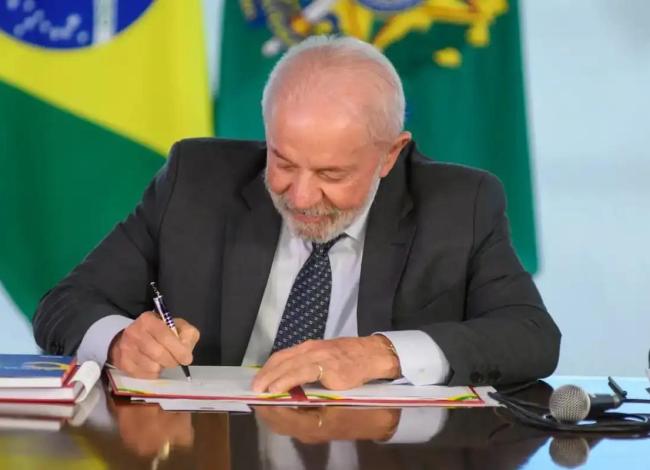 Presidente da República assina portarias de autorização para 19 novas unidades de institutos federais em 12 estados