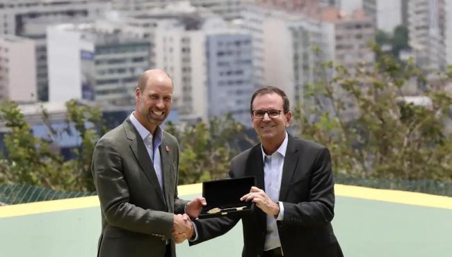 Príncipe William visita Pão de Açúcar e recebe chave da cidade do Rio