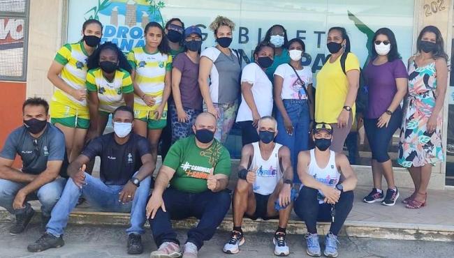 Professor Anselmo que está percorrendo o estado a pé deixa chega à Pedro Canário