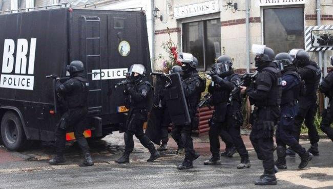 Professor é decapitado na França; polícia investiga caso como ataque terrorista