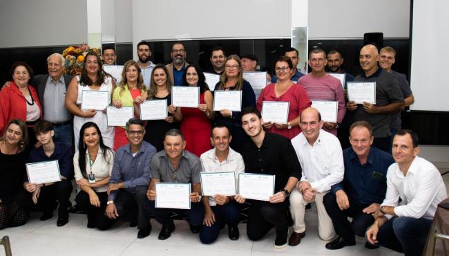Programa pioneiro do Senar de sucessão familiar no campo forma primeira turma, no ES