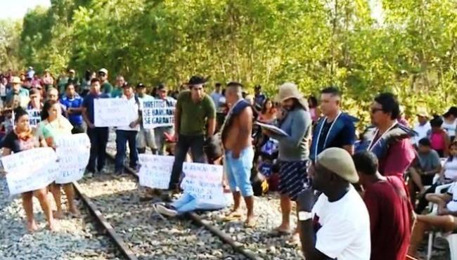 Protesto de indígenas bloqueia linha férrea da Vale, em Aracruz, ES