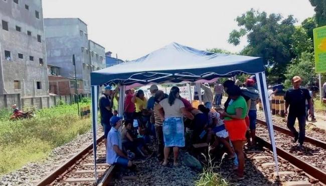 Protesto de pescadores interditada Estrada de Ferro Vitória a Minas, no ES