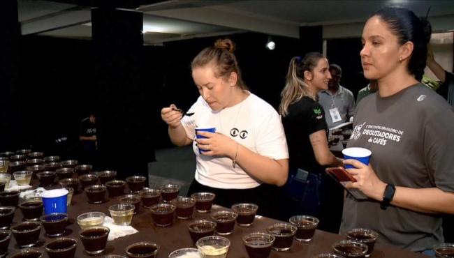 Provar até 150 bebidas por dia, assoviar e ter alimentação saudável: Entenda o trabalho de um degustador de café