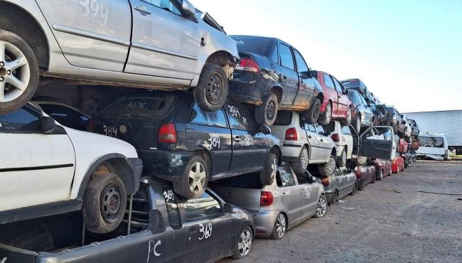 Quase 2 mil veículos em pátios do Detran-ES vão virar sucata para reciclagem