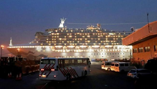 Quase mil passageiros desembarcam do navio afetado pelo coronavírus