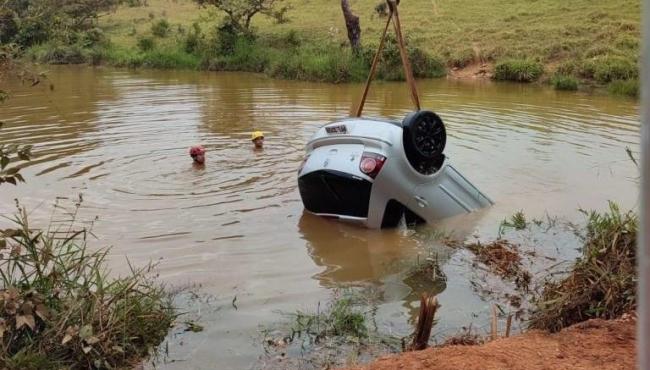 Quatro pessoas que voltavam de festa de aniversário morrem após carro cair em lago