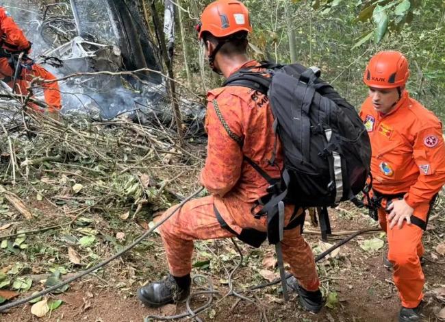 Queda de helicóptero deixa quatro pessoas mortas no Rio de Janeiro