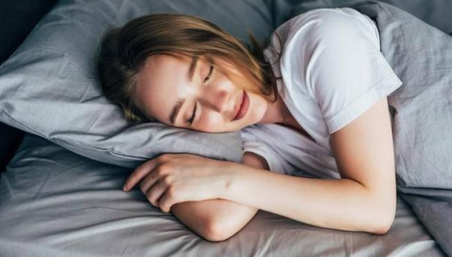 Quem dorme do lado direito acorda mais cansado de manhã, diz estudo