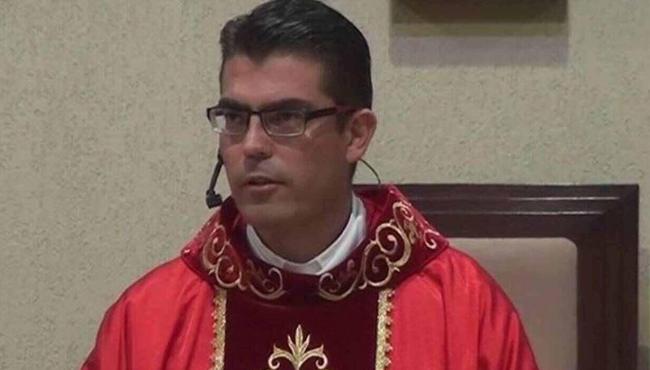 Quem é o padre que descobriu que será pai e pediu dispensa da Igreja