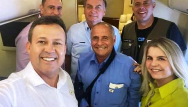 “Quem fala ‘fora Bolsonaro’ devia estar viajando de jegue”, diz Bolsonaro em voo