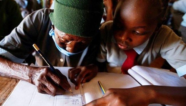 Queniana de 98 anos volta à escola para dar exemplo aos bisnetos: ‘Gostaria de me tornar médica’