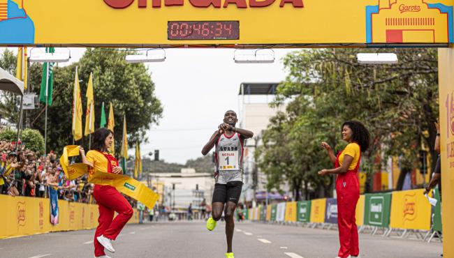Queniano vence as Dez Milhas Garoto com segundo tempo mais rápido da história