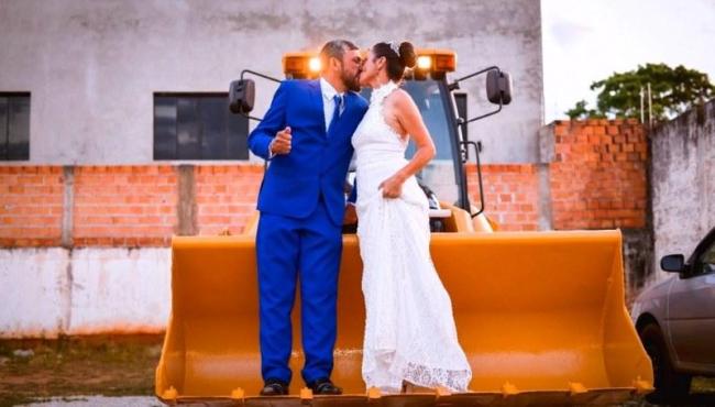 Recém-casados desfilam em retroescavadeira após cerimônia e viraliza