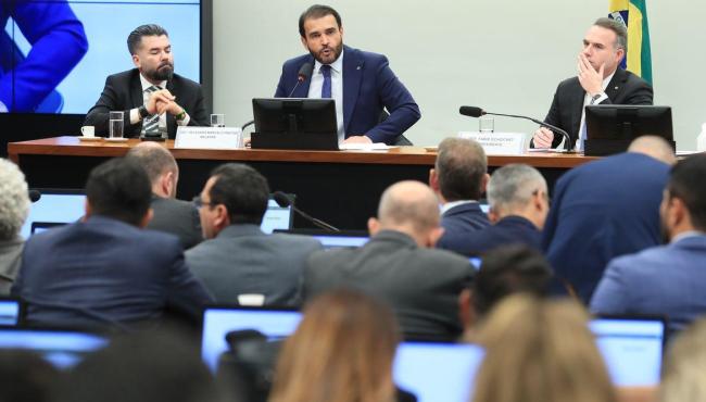 Relator vota para arquivar processo de cassação de Eduardo Bolsonaro