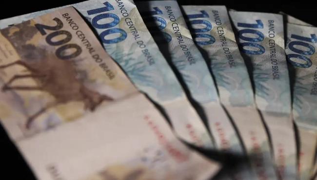 Renda média das famílias chega a R$ 2.264 e é recorde em 2025
