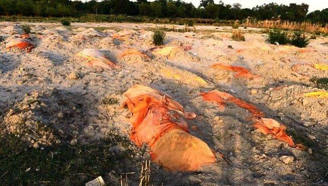 Rio Ganges vira 'cemitério' com corpos flutuantes ou enterrados às margens