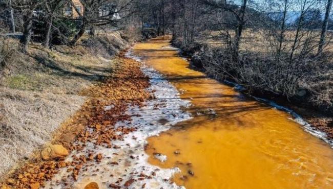 Rio na Eslováquia fica laranja após receber água de mina de ferro