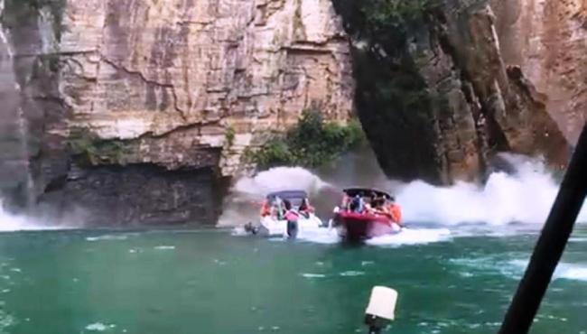 Rochas deslizam e atingem embarcações com turistas em Capitólio, MG; há registro de morte