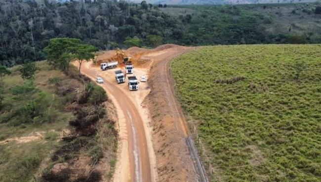 Rodovia ES-137 recebe pavimentação asfáltica para facilitar o escoamento da produção agrícola em Nova Venécia, ES